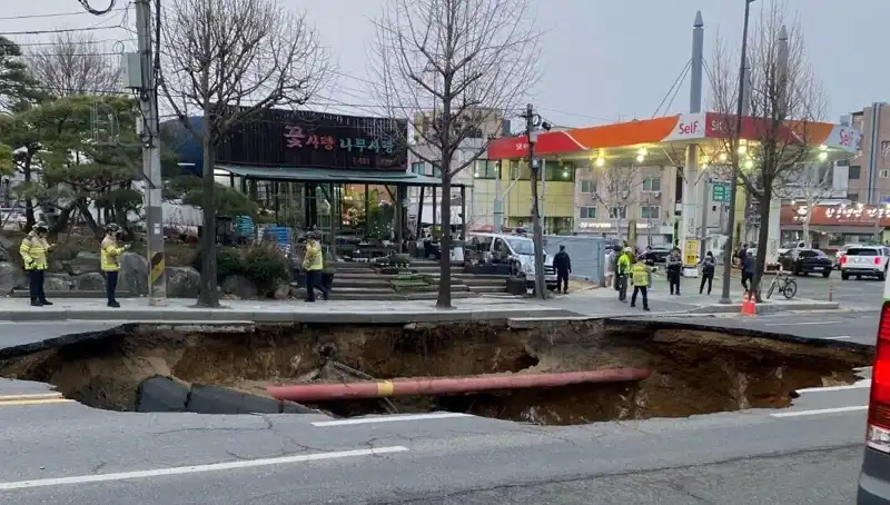 Güney Kore'de Dehşet Anları: Motosiklet Dev Çukura Düşerek Yaralı ve Kayıp Bıraktı