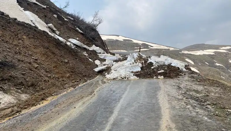 Muş'ta Heyelan Nedeniyla Kapanan Köy Yolu Yeniden Ulaşıma Açıldı