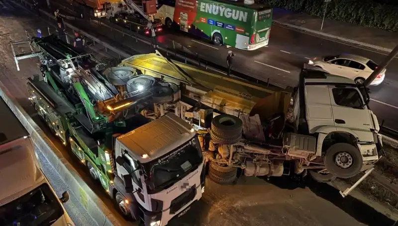 Moloz Yüklü Hafriyat Kamyonunun Devrilmesi, Şehirde Panik Yarattı
