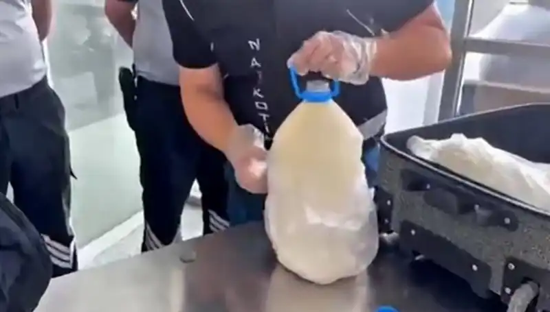 Havalimanında Şaşırtan Uyuşturucu Operasyonu: 12 Kilo 800 Gram Süt Şişesinde Ele Geçirildi