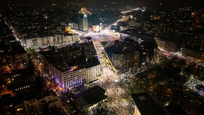 Sırbistan'da Öğrenci Protestoları: Belgrad Sokakları Kalabalıklaştı, Hükümet Tepkisi Ne Olacak?
