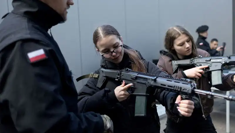 Polonya’da Savaş Hazırlığı: Siviller Askeri Eğitime Katılıyor