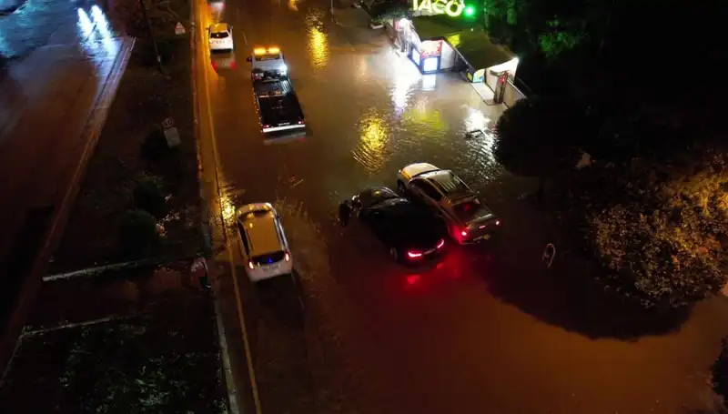 Adana’da Sağanak Yağış, Cadde ve Yolları Sular Altında Bıraktı