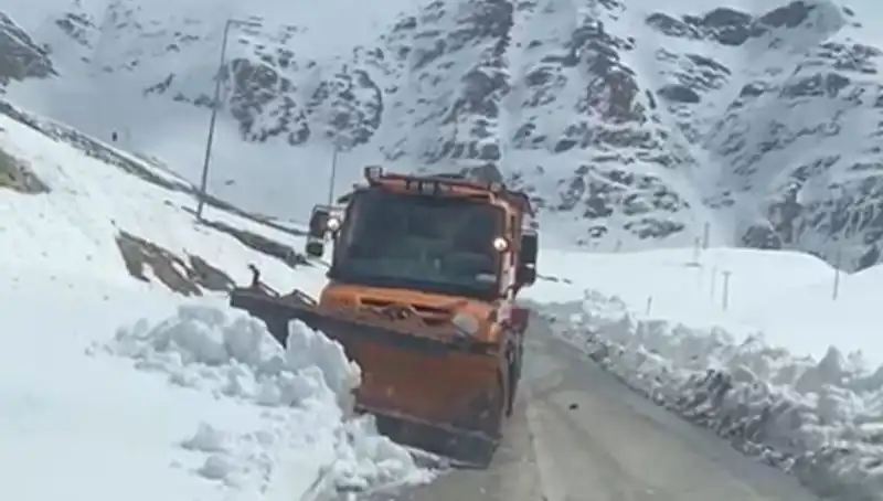 Kar nedeniyle kapalı olan bu yol, sonunda bir haftada açıldı!