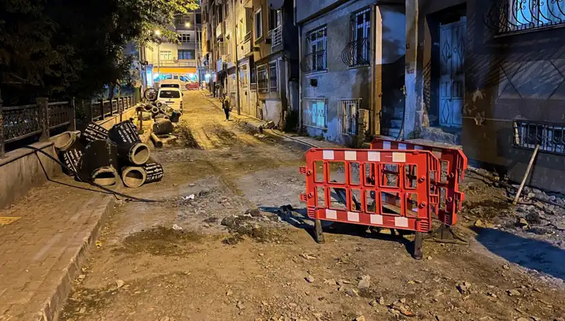 Bayrampaşa'da Altyapı Çalışmalarında Rögar Kapağı Patladı: Olay Yerinde Korku Dolu Anlar!
