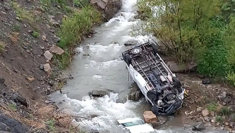 Hakkari'de İşçileri Taşıyan Minibüs Devrildi: Korkunç Kaza İki Can Aldı