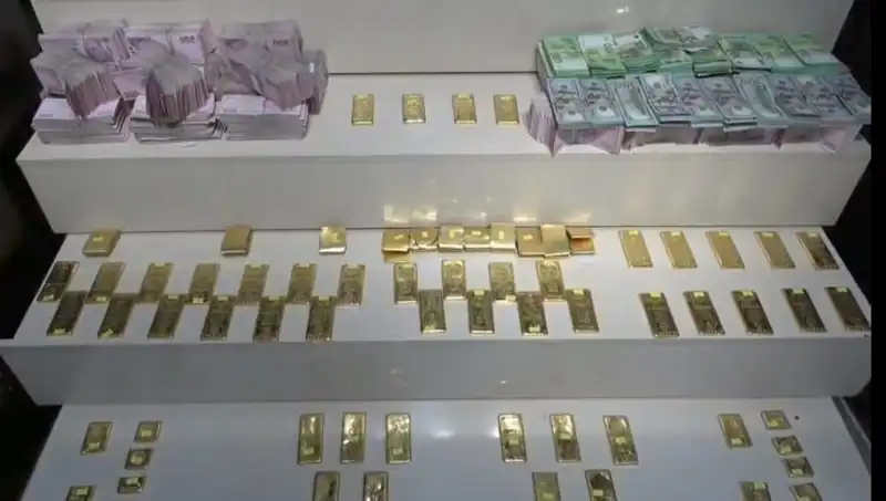 Van Havalimanı'nda Kaçak Altın ve Paraya El Konuldu, Şok Görüntüler Ortaya Çıktı