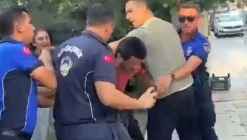 Seyyar Satıcıya Zabıta Müdahalesi: Sokak Ortasında Şok Edici Olay