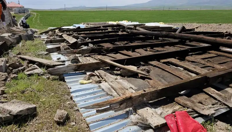 Bitlis’te Fırtına Felaketi: Çatılar Uçtu, Hayat Durma Noktasına Geldi