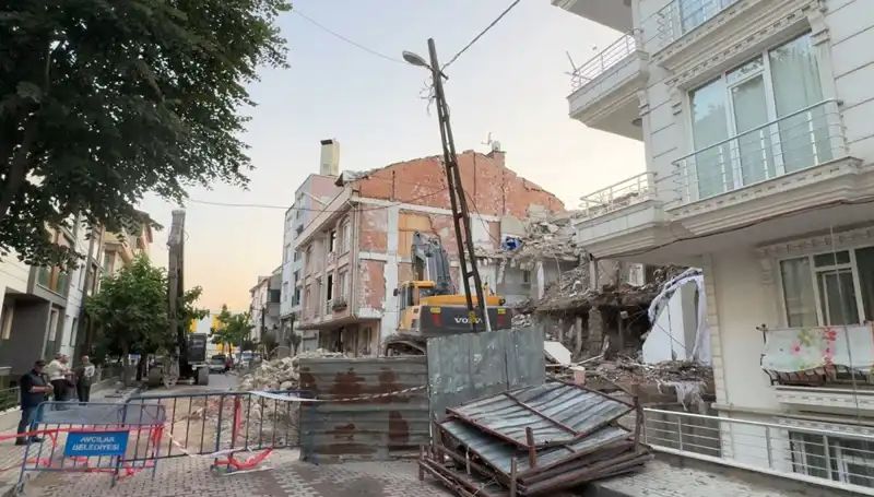 Elektrik Kabloları Koptu: Yıkım Sürecinde İki Sokak Karanlığa Gömüldü