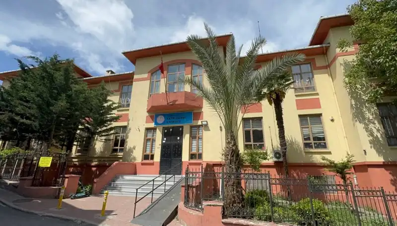 Depremde Hasar Gören Okullar Boşaltıldı: Riskli Durumlar Endişe Yarattı