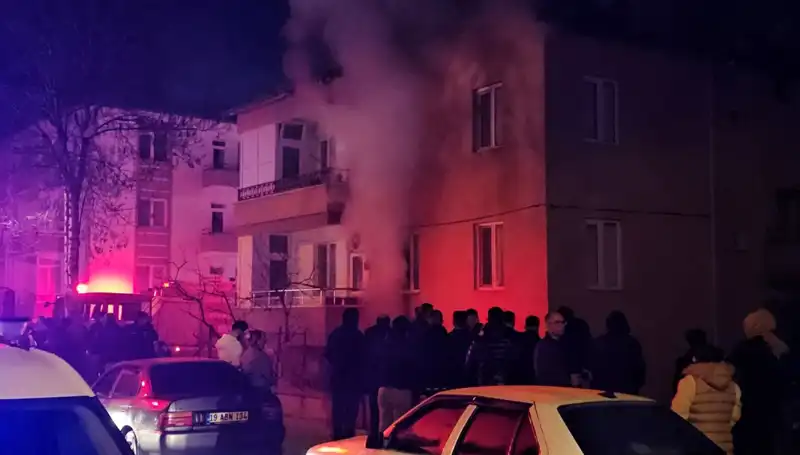 Çorum'da Apartman Bodrum Katında Şiddetli Yangın: 10 Kişi Hastaneye Kaldırıldı