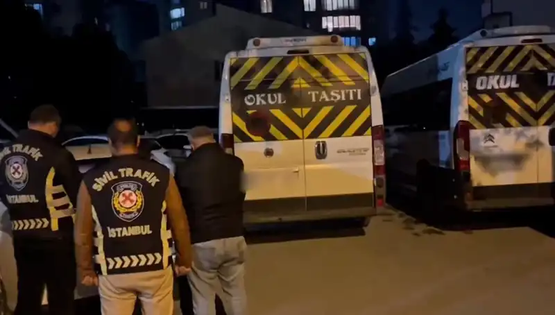 Güvenlik Kamerasında Görülen Olay: İki Hizmet Sürücüsü Gözaltında!