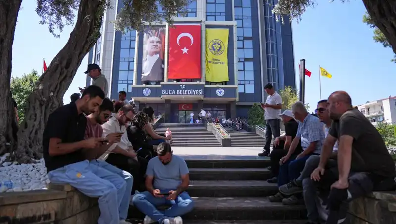 Ücretlerini Alamayan İşçilerden Duygusal Oturma Eylemi: İşveren Yanıt Verecek mi?