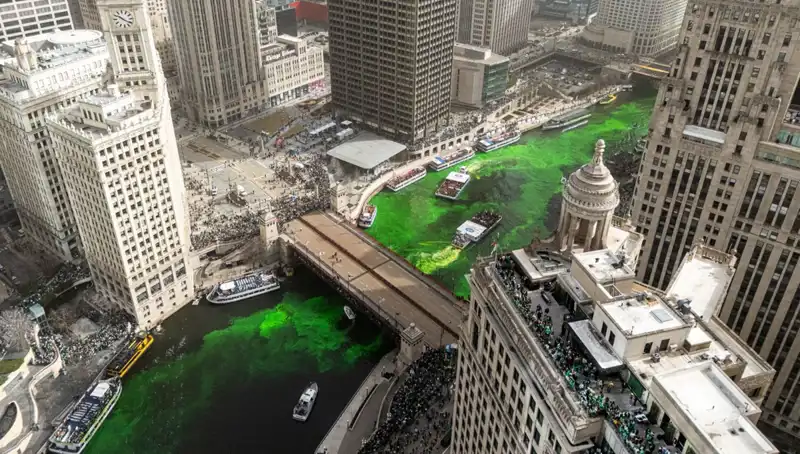 Chicago Nehri'nin Yeşile Boyanması: Aziz Patrick Günü Kutlamalarının Gözde Geleneği
