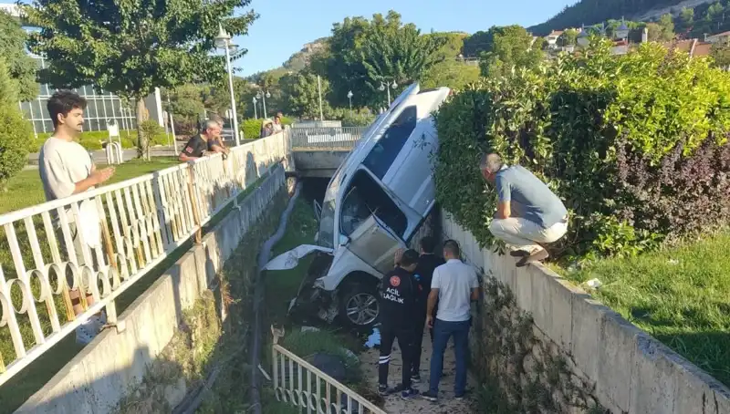 Muğla'da Direksiyon Kırarak Feci Kaza: Detaylar ve Refleksler Üzerine Dikkat Çeken Unutulmaz Bir An