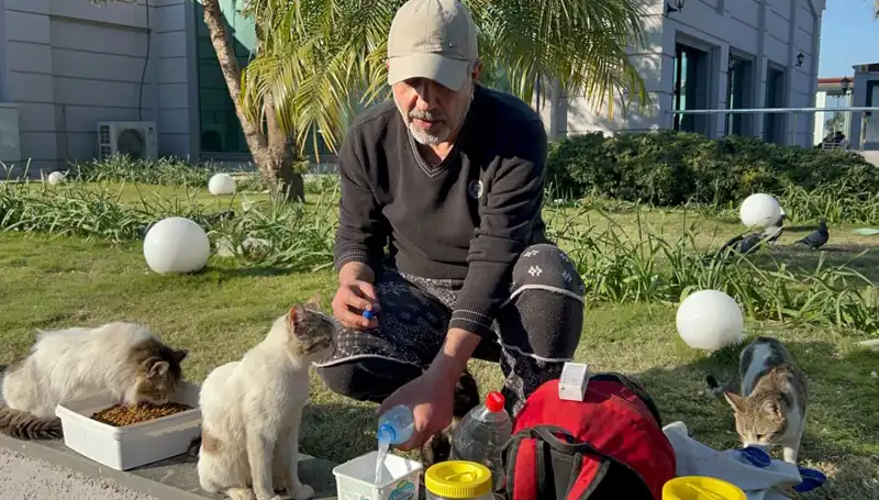Merhametiyle Öne Çıkan 59 Yaşındaki Adam, Her Gün 8 Kilometre Yürüyor