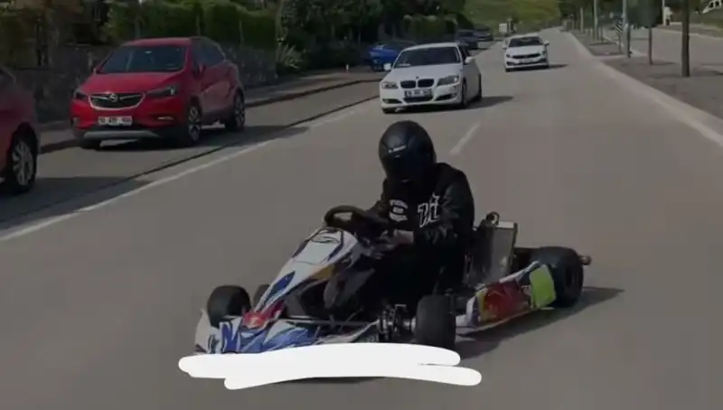 Go-Kart Sürücüsü Tehlikeli Drift ile Yolda Heyecan Yaratıyor!