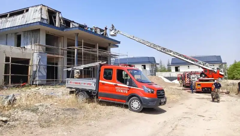 Ankara Gölbaşı'ndaki Villalarda Büyüyen Yangın Paniği: Olay Yerinden İlk Görüntüler