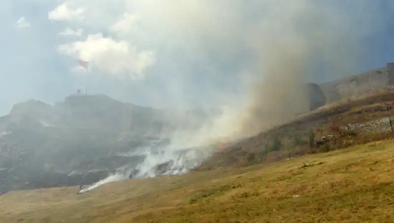 Kars Kalesi Eteklerinde Korkutan Anız Yangını: Yangın Sadece Doğayı Değil, Tarihi de Tehdit Ediyor