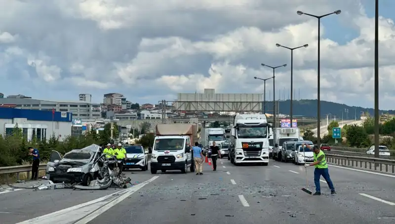 Otoyolda Meydana Gelen Kazada Üç Kişi Araçta Sıkıştı, Trafik Durdu