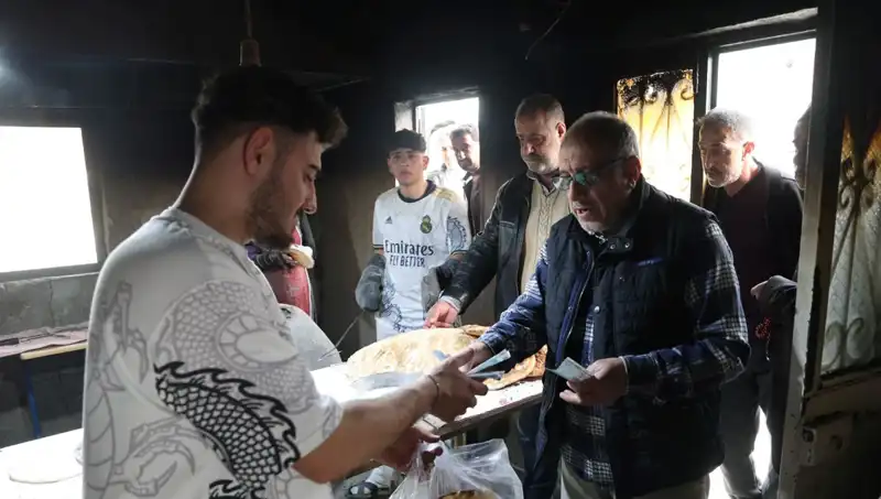 Ekmek Almak İçin 7 Kilometre Yürüyenler: Saat 15'te Yoğunluk Artıyor