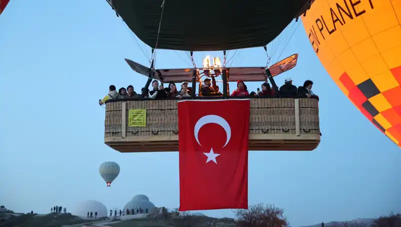Kapadokya'da Renkli Gökyüzü: 23 Nisan İçin Özel Balon Gösterisi