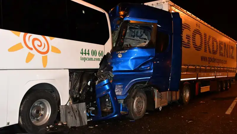Tur Otobüsü Tır ile Çarpıştı: 13 Kişi Yaralandı!