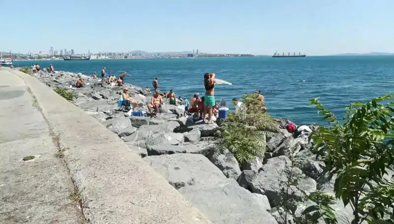 İstanbul'un Sahilleri Yaz Havasıyla Canlandı: İstanbullular Dışarı Akın Etti