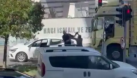 İstanbul Trafiğinde Çekiçli Dehşet: Sürücülerin Korkulu Rüyası