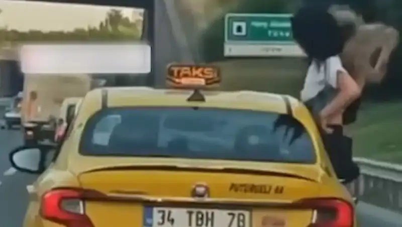 TEM Otoyolu'nda Taksinin Camından Sarkan Gençler Şaşkınlık Yarattı