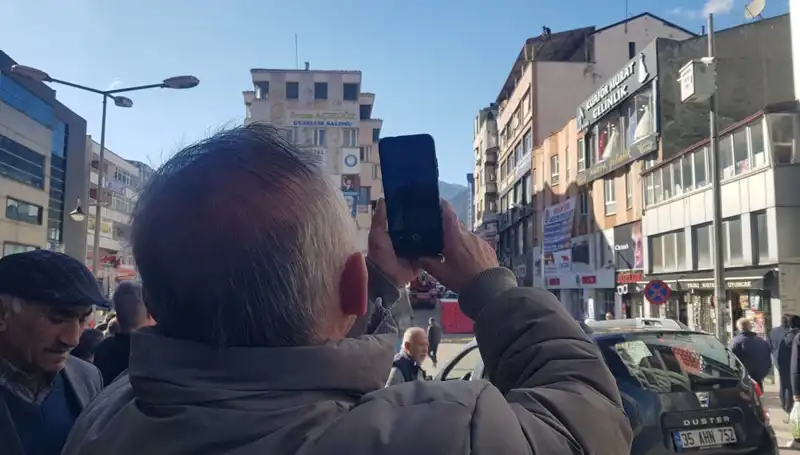 : Çatıya Çıkan Gencin Peşine Düşen Kalabalıkta İlginç Anlar