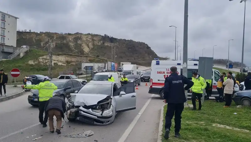 Sinop'ta Otomobil Kazası: Çok Sayıda Yaralı ve Büyüyen Panik