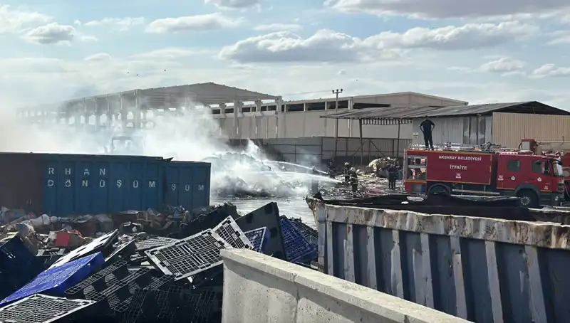 Aksaray'da Geri Dönüşüm Fabrikasında Büyük Yangın: Sebepleri ve Zararları