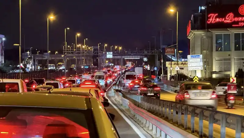 Yenibosna Metrobüs Yaya Üst Geçidinde İhtiyaç Duyulan Çalışmalar Başlıyor!
