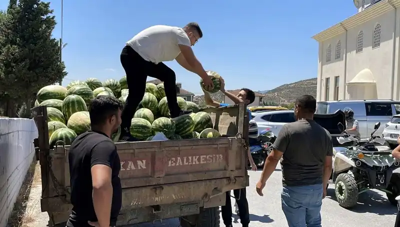 Sıradan Bir Günde Tonlarca Karpuz, İnsanları Sevindiren Bir Yardım Projesi