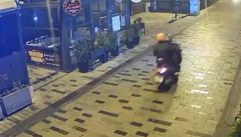 Ünlü Gece Kulübüne Haraç Saldırısı: Panik İçinde Kaçış Başladı