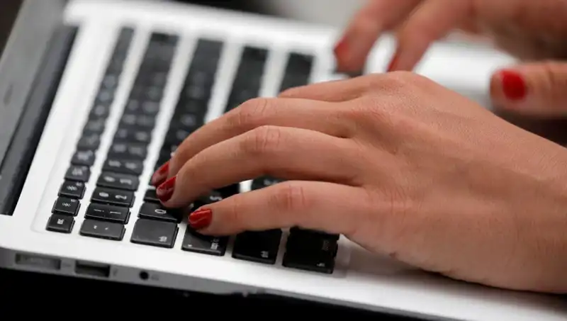 Laptop Mikrofonlarının Gizli Tehlikesi: Dinlenme Riskleri Artıyor