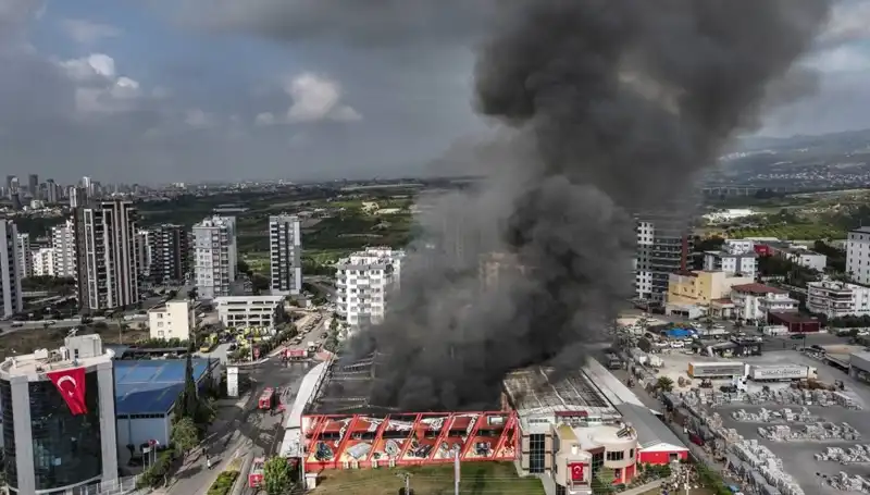 Mersin'de Fabrika Yangını: TOMA ile Büyük Bir Mücadele Verildi!