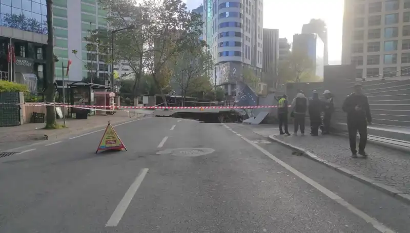 Sarıyer’de Yaşanan Yol Çökmesi Sonrası Cadde Trafiğe Kapandı!
