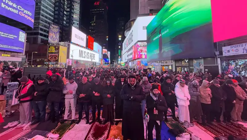 New York Times Meydanı’nda Tarihi Teravih Namazı: Farklı Kültürlerin Buluşma Noktası