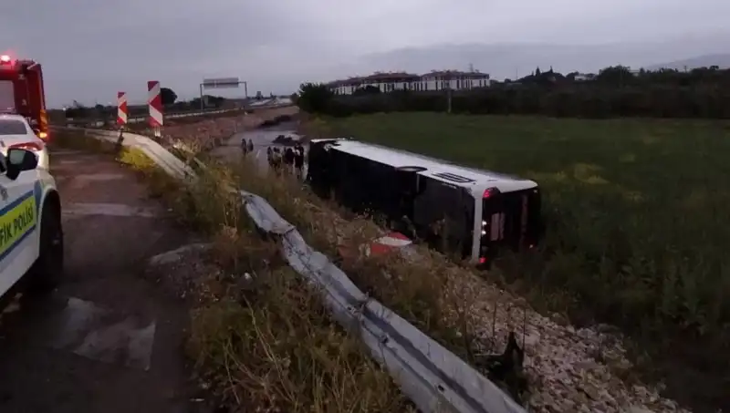 Manisa'da Yolcu Otobüsü Kazası: Korkutan Kaza, Yaralılar Hastaneye Kaldırıldı