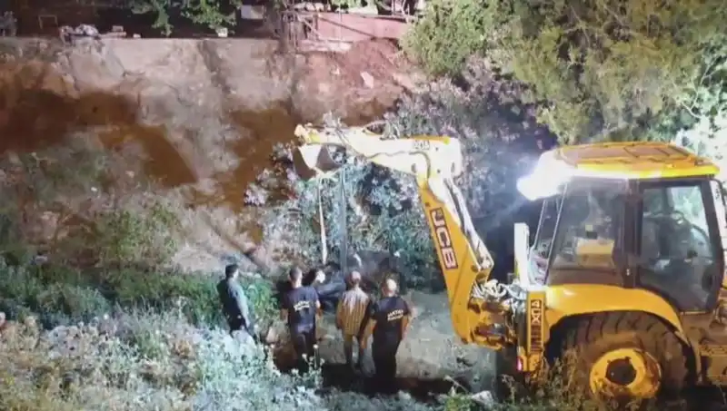 Hatay'da İneği Kurtarmak İçin İlginç Bir Operasyon Düzenlendi
