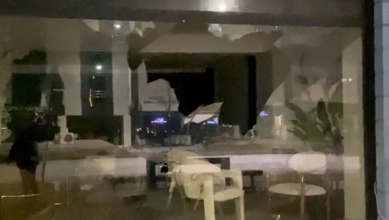 Mobilya Mağazasına Yönelik Taşlı Saldırı: Güvenlik Kamerası Anbean Kaydetti