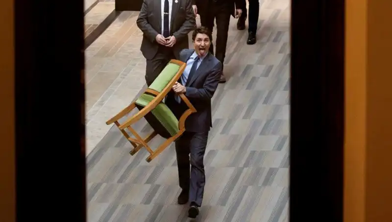 Trudeau, Göstericilere Karşı Sandalyeyi Alıp Gitti!