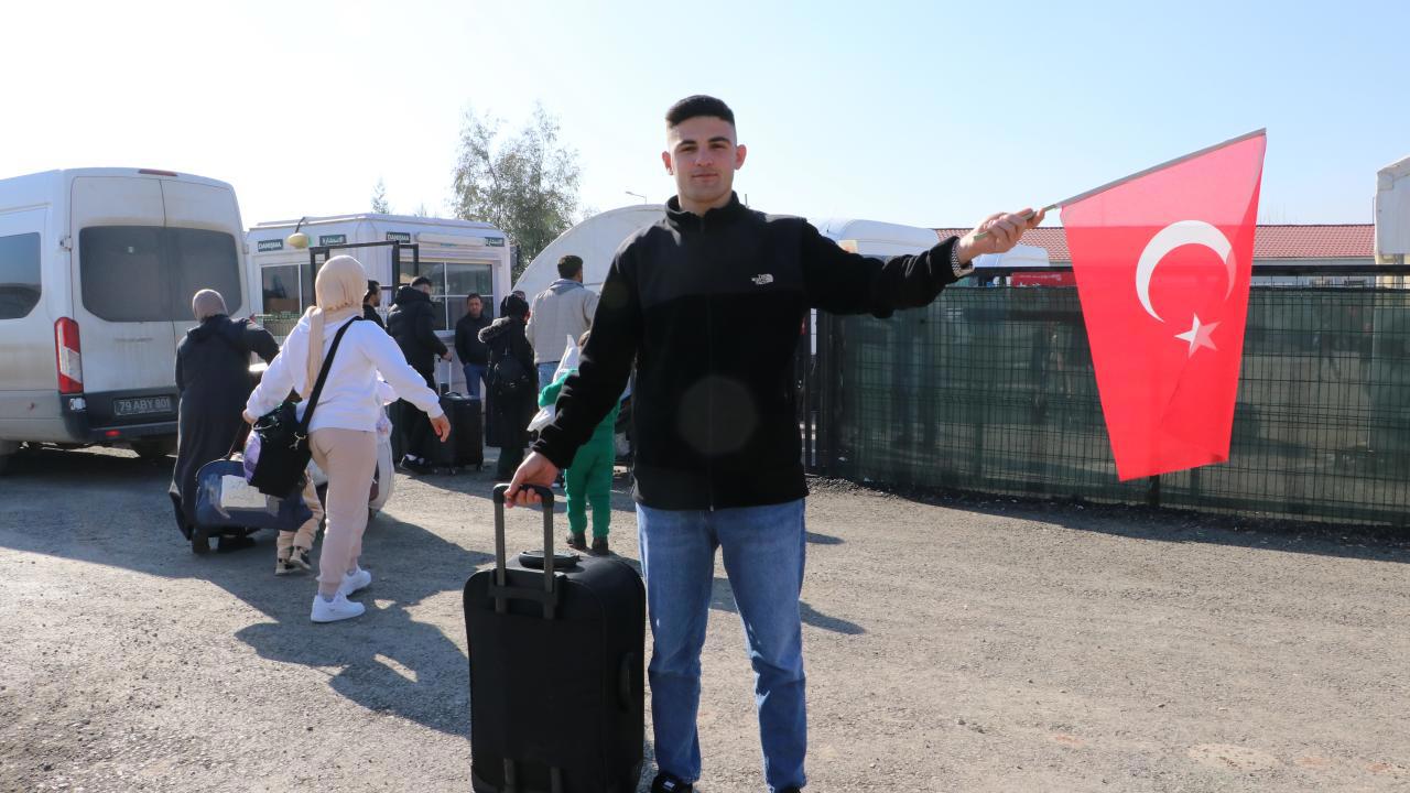 Türk bayrağıyla dönen Abdulkadir'den duygusal açıklama