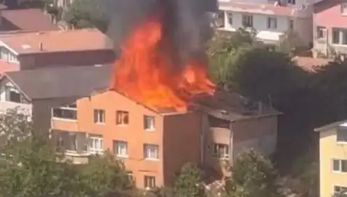 İstanbul'da Yangın Paniği: Dört Kişi Çatı Katında Mahsur Kaldı!