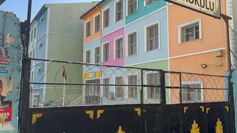 Diyarbakır'da Öğretmene Okul Çıkışında Bıçaklı Saldırı: Gözaltılar Var!