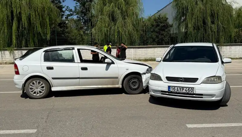 İki Otomobil Çarpıştı: Kazada İki Kişi Yaralandı