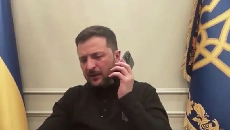 Zelenski'nin Basın Toplantısında Macron'dan Sıra Dışı Arama: "Seni Sonra Arayacağım"